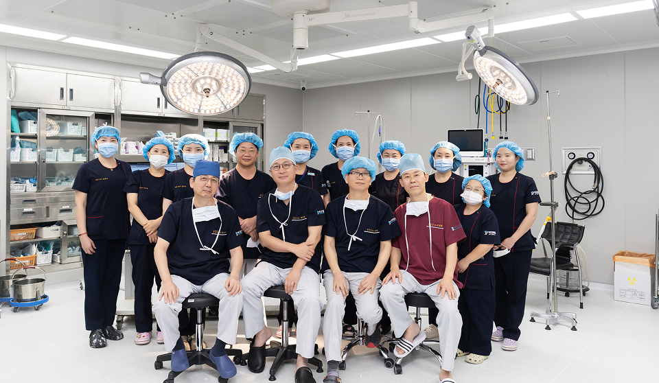 척추 수술을 위해 협진하는 박진영병원 의료진 팀