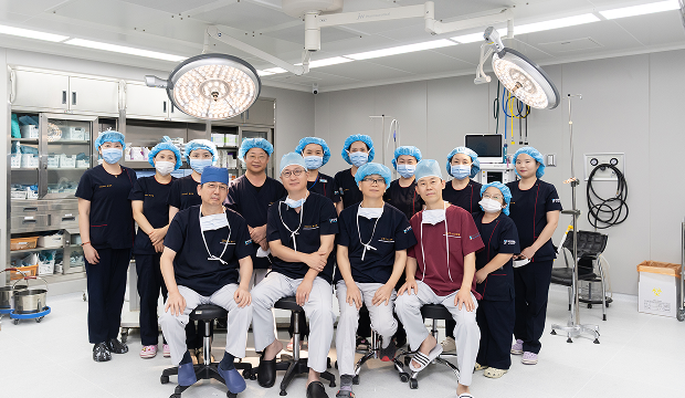 척추 수술을 위해 협진하는 박진영병원 의료진 팀