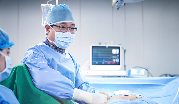 척추내시경 수술 중 신경 구조를 확인하며 치료 방향을 설정하는 의료진